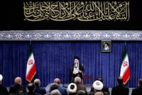 رهبر انقلاب: ملت با جهت‌گیری‌های گوناگون سیاسی و وزن متفاوت مذهبی پای ایران عزیز ایستاد/ خداوند نصرت ملت ایران را تضمین کرده است/ مهمترین وظیفه، حفظ اراده و اتحاد عظیم ملی